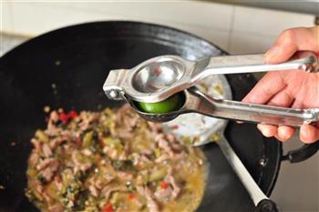 水腌菜炒肉的做法步骤5