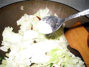 炝炒圆白菜的做法步骤5