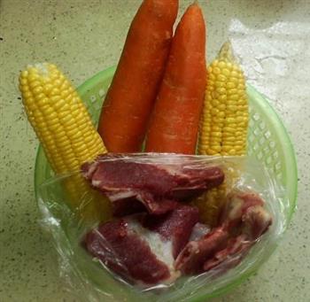 胡萝卜玉米骨头汤的做法步骤1