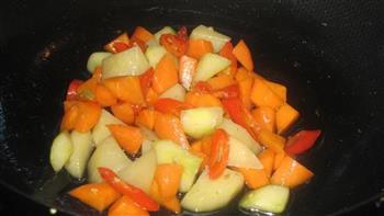 红萝卜炒土豆的做法步骤6