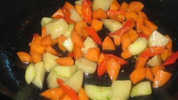 红萝卜炒土豆的做法步骤7