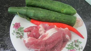 黄瓜猪肉片的做法步骤1