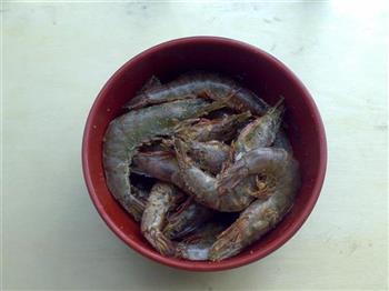 瓦煲盐焗虾的做法步骤4