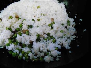 箜腊肉豌豆饭的做法步骤11