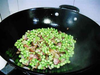 箜腊肉豌豆饭的做法步骤7