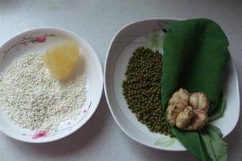 荷叶绿豆粥的做法步骤1