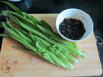 鲮鱼豆豉炒油麦菜的做法图解1