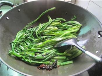 鲮鱼豆豉炒油麦菜的做法图解5