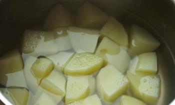 土豆炖鸡腿的做法步骤1
