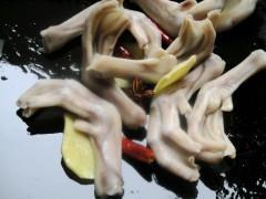 鸭掌焖香菇的做法图解5
