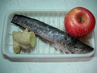 苹果炖生鱼的做法步骤1