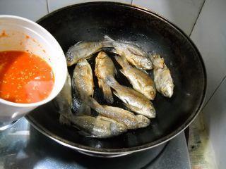 韩式辣白菜炖鲫鱼的做法步骤7