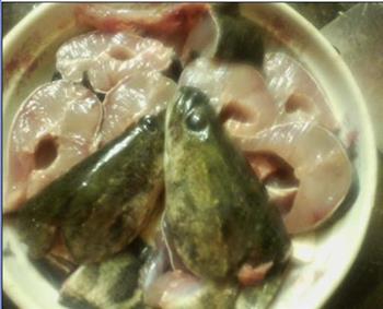 酸咸菜闷土斑鱼的做法图解2