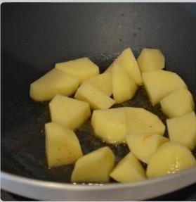土豆烧牛筋的做法步骤3