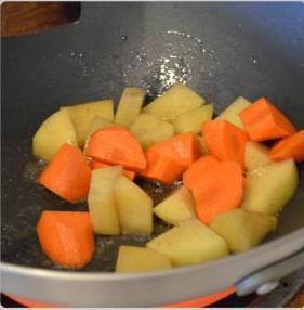 土豆烧牛筋的做法步骤4
