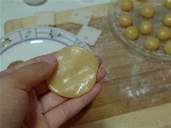 广式莲蓉蛋黄月饼的做法步骤11