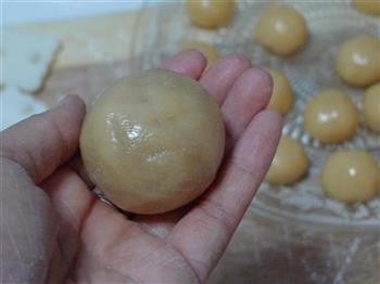广式莲蓉蛋黄月饼的做法步骤13