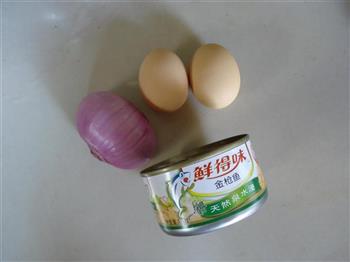 金枪鱼洋葱炒蛋的做法步骤1