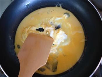 金枪鱼洋葱炒蛋的做法步骤3