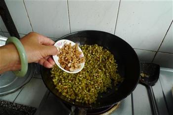 酸豆角炒肉丁的做法步骤9
