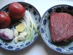西红柿炖牛肉的做法步骤1