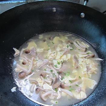 蛋皮姬菇肉片汤的做法步骤8