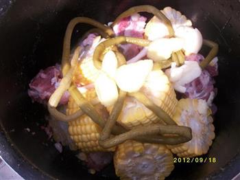 酸豆角玉米排骨汤的做法步骤3