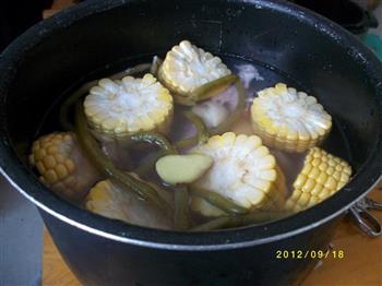 酸豆角玉米排骨汤的做法步骤4