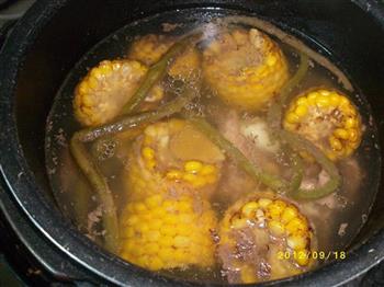 酸豆角玉米排骨汤的做法步骤6