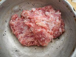 鲜肉红油小馄饨的做法步骤1