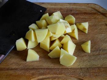 黄菇土豆烧鸡块的做法步骤2