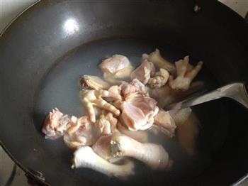 红菇炖鸡的做法步骤2