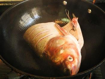 酸菜粉皮炖鲢鱼头的做法步骤2