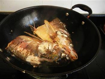 酸菜粉皮炖鲢鱼头的做法步骤3