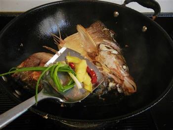 酸菜粉皮炖鲢鱼头的做法步骤4