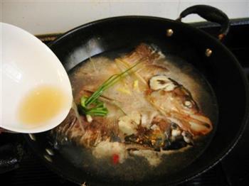 酸菜粉皮炖鲢鱼头的做法步骤5