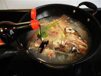 酸菜粉皮炖鲢鱼头的做法步骤6