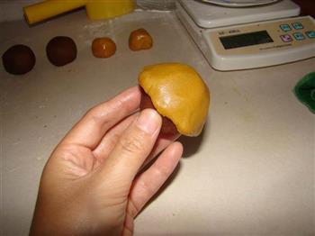 广式豆沙蛋黄月饼的做法步骤12