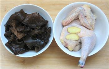 竹荪黑木耳炖鸡汤的做法步骤3