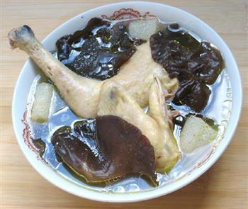 竹荪黑木耳炖鸡汤的做法步骤5