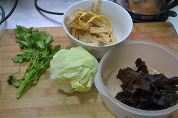 腐竹木耳拌包菜的做法步骤1