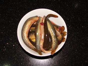 石锅酸菜泥鳅的做法步骤1