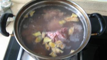 龙骨茶树菇汤的做法图解3