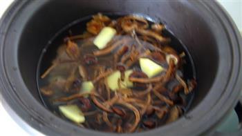 龙骨茶树菇汤的做法图解7