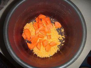 胡萝卜玉米渣粥的做法图解3