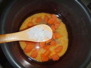 胡萝卜玉米渣粥的做法图解4