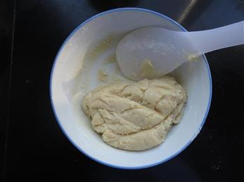 豆沙蛋黄月饼的做法步骤8