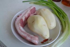 五花肉炖土豆的做法步骤1