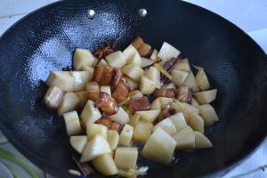 五花肉炖土豆的做法图解8