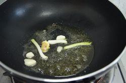 雪菜烧虾潺的做法步骤4